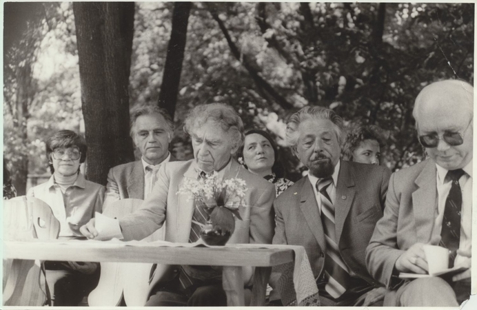 Pirmoje eilėje iš kairės: poetė Aldona Elena Puišytė, aktorius Laimonas Noreika, poetas B. Brazdžionis, rašytojas Leonas Narbutas, poetas P. Palilionis,  antroje eilėje – rašytoja Vidmantė Jasukaitytė.