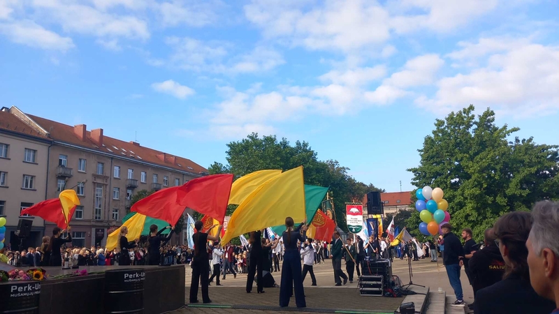 Akcentas: mokyklų vėliavos simbolizavo vienybę, pagarbą ir žinių siekį.