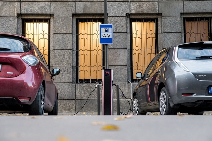 Sąlyga: turintys grynąjį elektromobilį ir Kaune deklaruotą gyvenamąją vietą ar čia registruotą verslą gali kreiptis dėl nemokamo parkavimo leidimo elektroniniu būdu.