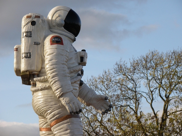 Apsimetėlis astronautas apgavo įsimylėjusią senolę: prašė pinigų deguoniui nusipirkti