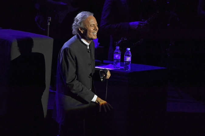 1943 — gimė ispanų dainininkas Julio Iglesias.