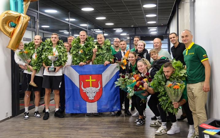Auksas: oro uoste pasitiktiems Europos čempionams dėkota už aukščiausios prabos medalius ir už Lietuvos vardo garsinimą. 