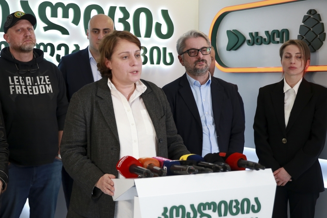 Už valdančiosios partijos politiko plakatų sugadinimą sulaikyta Sakartvelo opozicijos veikėja
