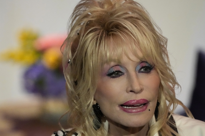 JAV kantri muzikos legenda Dolly Parton dėl sveikatos problemų  atšaukia koncertus Las Vegase