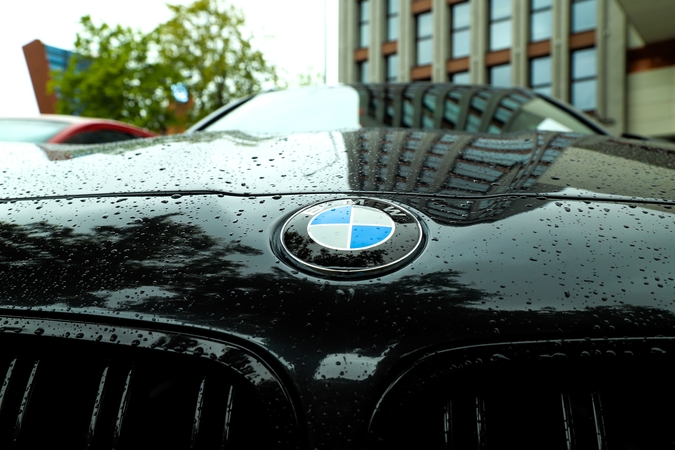 Nuostoliai: vagys veikiausiai naktį išdaužė keturių BMW automobilių langų stiklus ir pavogė prietaisų skydelį bei vairus.