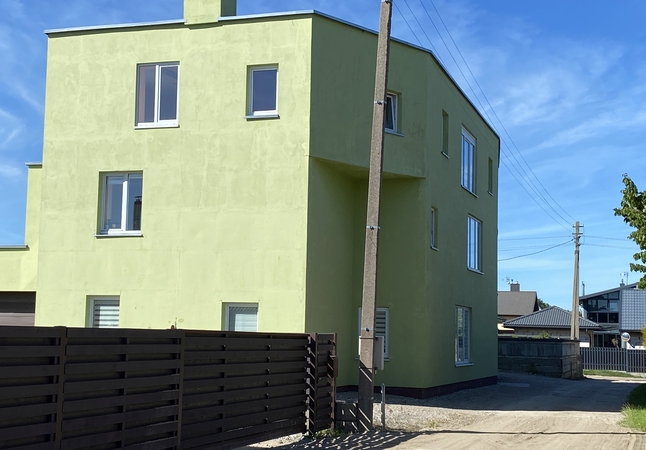 Paradoksai: sunku patikėti, bet tokio dydžio pastatas išdygo sodų bendrijoje.