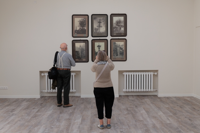 Reliktai: praėjusio amžiaus pradžioje A. Varno įamžintų kryžių fotografijos kėlė renginio dalyvių susidomėjimą.
