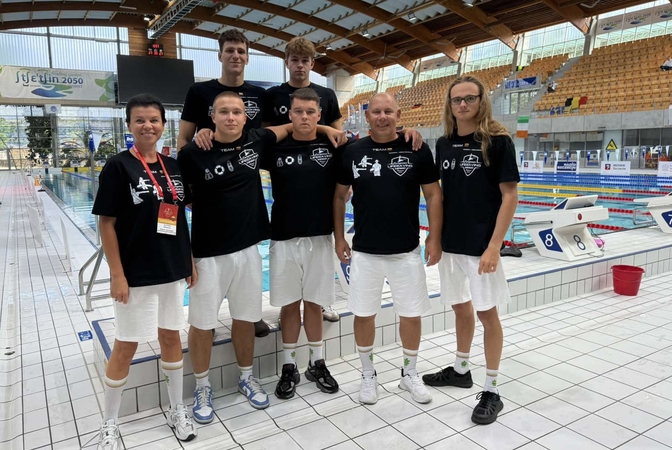 Komanda: šešis uostamiesčio gelbėtojus į Europos čempionatą lydėjo J. Ceikienė (kairėje) ir A. Siakki (antras iš dešinės).