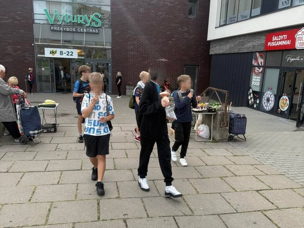 Apmaudas: prekybos centre moterį užsipuolė jaunuoliai – įžeidimus teko girdėti ir mažametei.