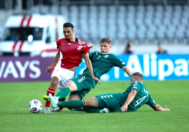 Gynyba: Lietuvos futbolininkams teko stabdyti varžovus pažeidžiant taisykles.