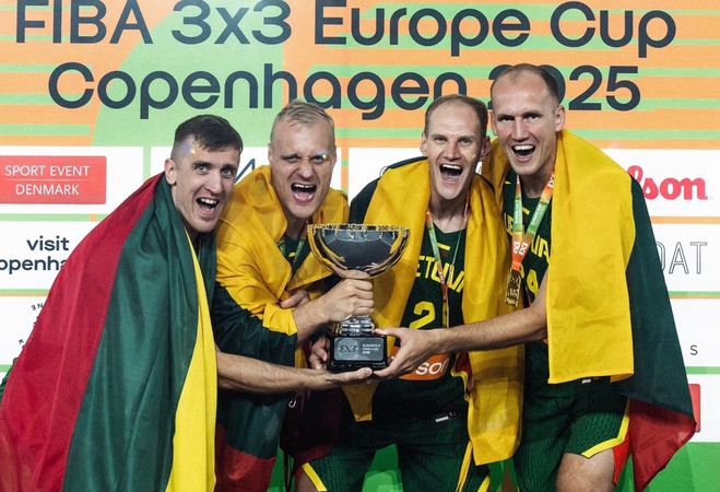 Triumfas: dešimtojo Europos trijulių krepšinio čempionato aukso medalius iškovojo (iš kairės) M. Užupis, E. Džiaugys, I. Vaitkus ir A. Pukelis.
