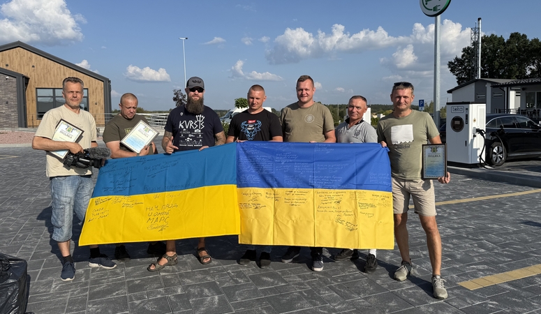 Užduotis: grupė klaipėdiečių praėjusią savaitę vyko į Ukrainą su humanitarine misija (antras iš dešinės R. Žvingilas).