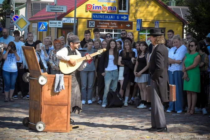Muzika: į Darbėnuose vykusį kermošių susirinko visos seniūnijos bendruomenės.