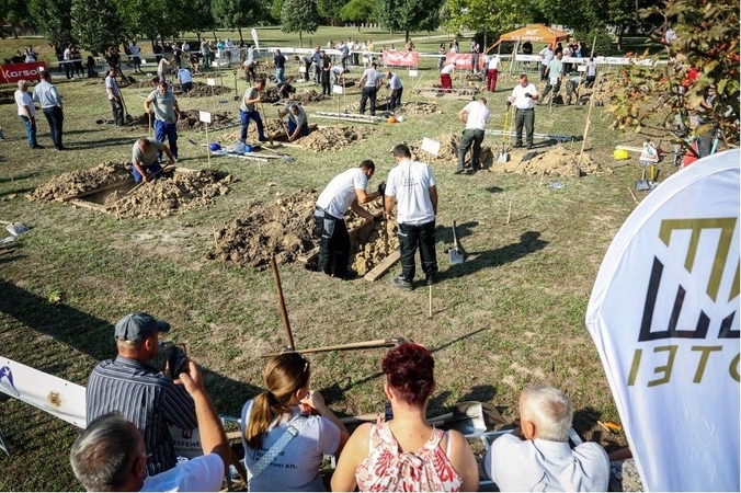Nepasisekė: Rusijos duobkasių komanda, kuriai teko įveikti sunkų molingą dirvožemį tarptautinėse varžybose, liko paskutiniai.
