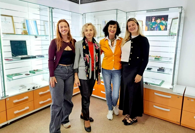 Lankytojai: L. Kalvaitienės (antra iš dešinės) paroda sudomino ne tik Sporto muziejaus vadovę Iloną Petrokienę, bet ir viešnias iš užsienio.