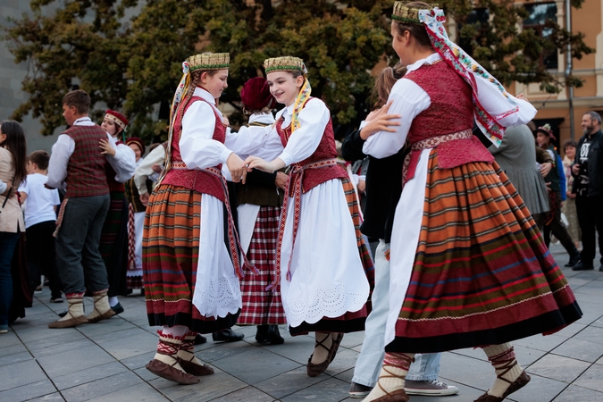Nuotaika: viešai suskambusi lietuviška tradicinė muzika, tautiniais drabužiais pasipuošusių šokėjų sukiniai praeivių nepaliko abejingų.
