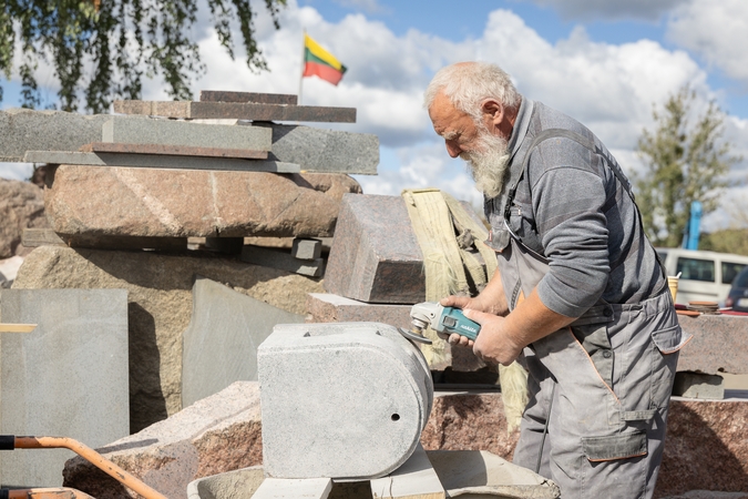 Sąlygos: kiti springtų nuo dulkių debesų, o skulptoriams tai – kasdienybė. 