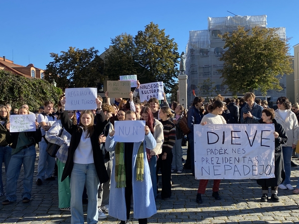 Pozicija: Teatro aikštėje protestui prieš paskirtąjį kultūros ministrą susirinko dešimtys protestuotojų.