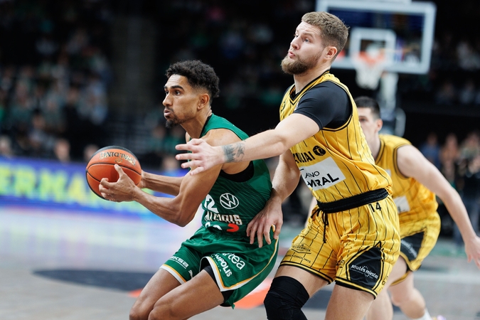 Čempionas: M. Lo (su kamuoliu) debiutiniame mače buvo naudingiausias žalgirietis.