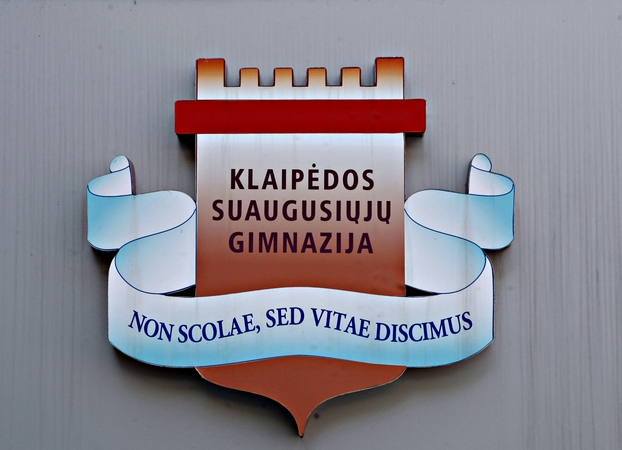 Dviprasmybė: Klaipėdos suaugusiųjų gimnazijos ženkle įrašyta Senekos sentencija (liet. mokomės ne mokyklai, o gyvenimui), atsižvelgiant į tam tikras aplinkybes, skamba gana dviprasmiškai.