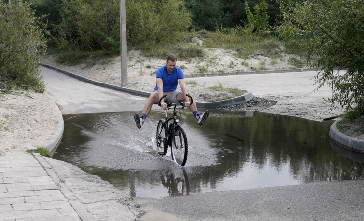 Darbai: savivaldybės, be kita ko, galės tvarkyti jau esamą, tačiau fiziškai ir morališkai pasenusią dviračių eismo infrastruktūrą.