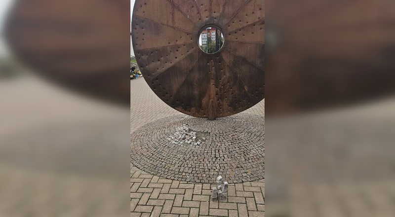 Kūryba: šiuo metu grindinio dalys išluptos, iš jų tarsi iš pajūrio akmenėlių sudėliota savotiška instaliacija.