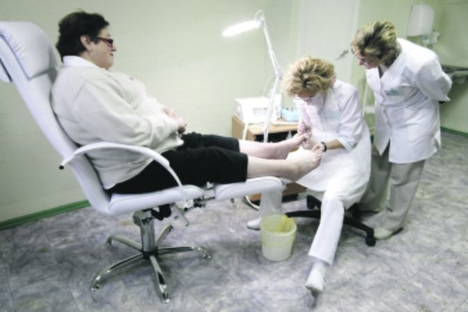 Suteikia: apie 80-yje gydymo įstaigų veikia kabinetai, kuriuose slaugytojos diabetologės moko tinkamai prižiūrėti pėdas, atlieka gydomąjį pedikiūrą ir teikia kitas būtinas sveikatos priežiūros paslaugas.