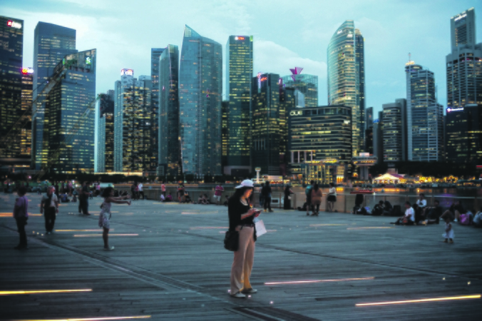 Privalumai: nors Singapūre gyvena tik apie 6 mln. gyventojų, per šį pasaulinį finansų ir technologijų centrą galima pasiekti kur kas didesnes ir pastaraisiais metais itin sparčiai augančias aplinkines rinkas.