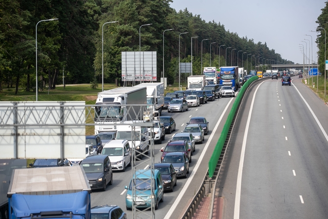 Dėl didžiulio gaisro Vilniuje – spūstys