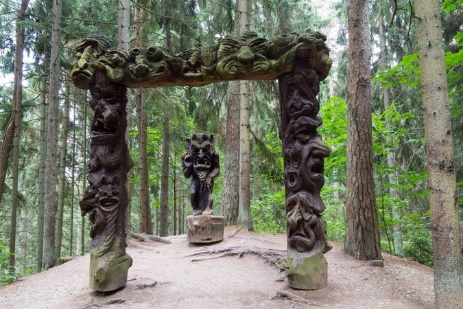 Skulptoriai vertins Raganų kalno skulptūrų būklę