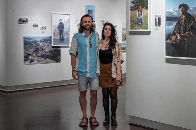 Mykolas Juodelė ir Sandra Rivero savo parodoje „Argentinos lietuviai: išvykimai ir sugrįžimai“ Šiaulių fotografijos muziejuje. Šiauliai, 2025 m. 