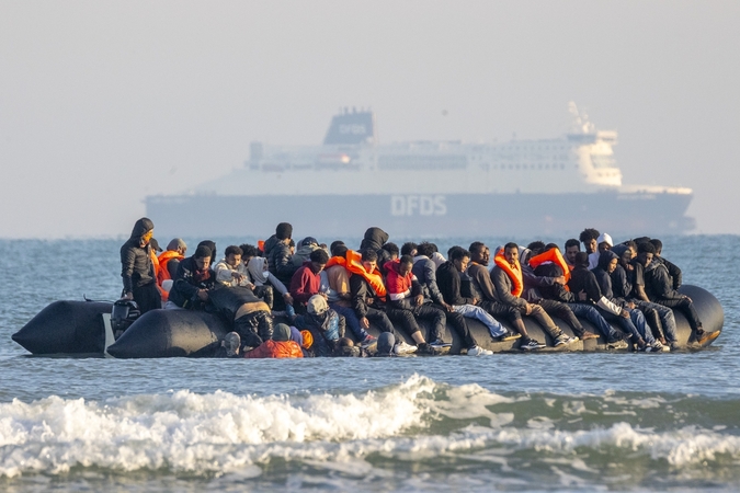 Savaitgalį mėgindami kirsti Lamanšą žuvo keturi migrantai, 400 buvo išgelbėti