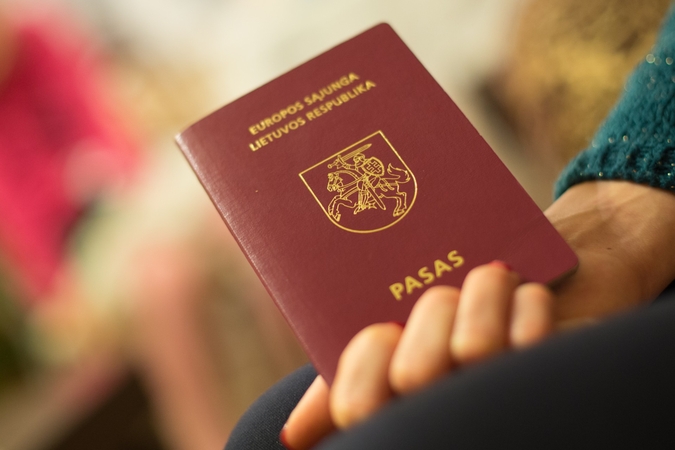 Kitaip: P. Stirbio teigimu, dvigubos pilietybės modelis galėtų būti realizuotas nebūtinai per referendumą, ypač turint omenyje faktą, kad kitose šalyse gyvenantys lietuviai, nors ir išsaugoję balsavimo teisę, ne itin entuziastingai eina prie balsadėžių.