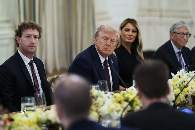 JAV technologijų lyderiai per vakarienę Baltuosiuose rūmuose dėkojo Trumpui