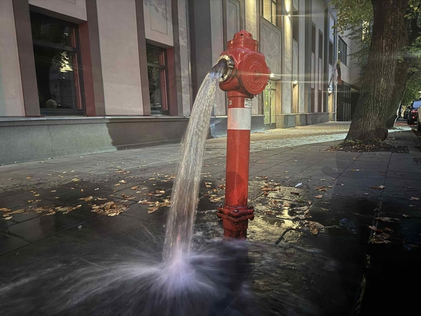 Užfiksavo Gedimino gatvėje iš gaisrinio hidranto pliaupiantį vandenį: kaip per senus filmus 