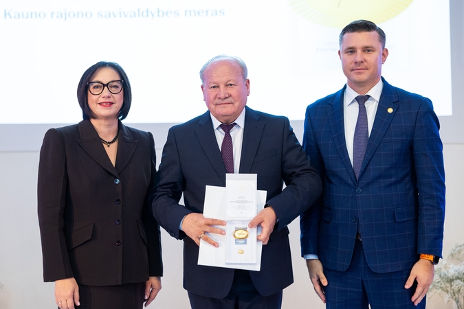 Įvertinimas: V. Makūną (viduryje) pasveikino ministrė R. Popovienė ir kancleris Tomas Didžiulis.