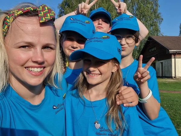 Portretas: veiklioji Evelina su Škotijos lietuvių mokyklos mokinukais.