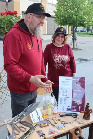 Hobis: K. Mėlinis su žmona Edita apie Žirklių muziejaus eksponatus gali daug papasakoti.