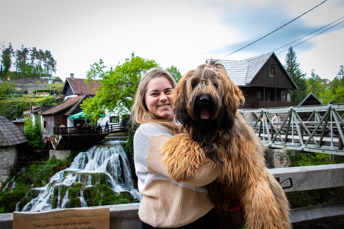 Išsipildymas: apie briarų veislės šunį Evelina svajojo beveik dešimtmetį ir sužinojusi, kad yra galimybė įsigyti šios veislės šuniuką, netvėrė džiaugsmu. 