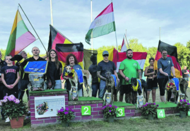 Triumfas: tyliai svajoję patekti į šešetuką Baltrušaičiai su augintine Stela triumfavo ir iš Vokietijos parsivežė nugalėtojų taurę. 
