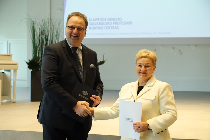 Sutartį pasirašė Nacionalinės švietimo agentūros direktoriaus pavaduotojas R. Čiužas ir E. Galvanausko profesinio mokymo centro direktorė doc. dr. D. Martišauskienė.