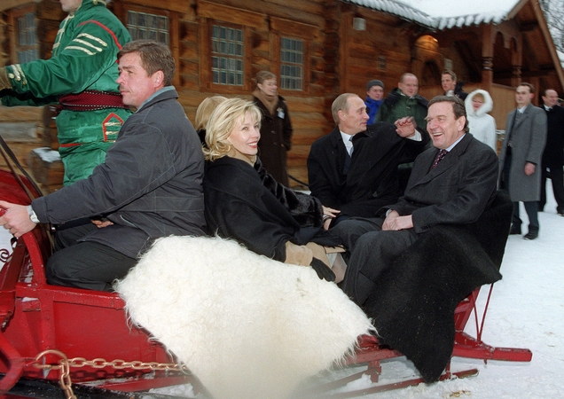 Artumas: G. Schröderio ir V. Putino santykiai greitai pranoko oficialius. 2001 m. sausį Vokietijos kancleris su tuomete žmona Doris Rusijos prezidento kvietimu aplankė jį stačiatikių Kalėdų proga. Nuo to laiko jiedu kartu minėjo daug švenčių.