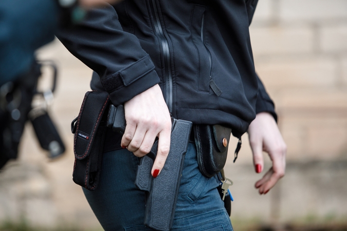 Autobusų stotyje siautėjo „tiktokeris“: grasino žmonėms atsuktuvu, keikė ir spardė policininkes
