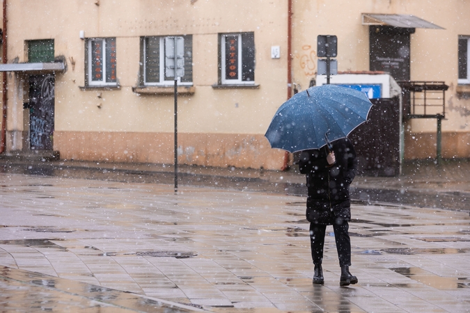 Orai Lietuvoje: žada lietingą savaitgalį su pirmosiomis snaigėmis