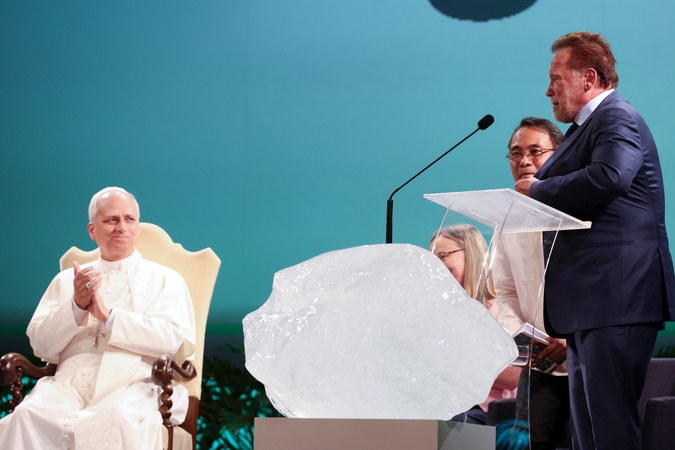 Popiežius ir Arnoldas Schwarzeneggeris telkia katalikus kovoti su klimato kaita
