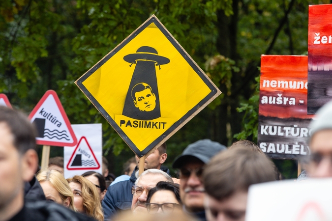 Pavojai: iš kitų šalių pavyzdžių matome, kad į valdžią patekę populistai ir teismus, ir žiniasklaidą bando palenkti į savo pusę, o tai kelia grėsmę demokratijai. Todėl ir Lietuvoje žmonės protestuoja bandydami tam užkirsti kelią.