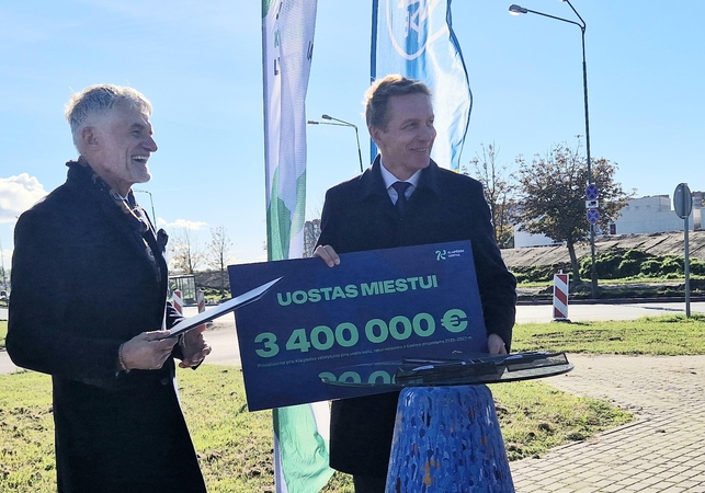 Akimirka: A. Latakas ir A. Vaitkus pasirašė sutartį, žyminčią dar vieną Klaipėdos ir uosto partnerystės etapą.