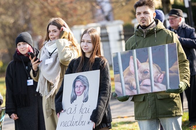 „Tuščių narvų“ protestas prie VMVT būstinės