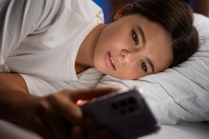 Tyrimas: rezultatai parodė, kad moksleiviai, kurie miegamajame neturi išmaniojo telefono ir nenaudoja jo vakare, naktį miega apie 40 minučių ilgiau, jų pasiekimai mokykloje geresni.