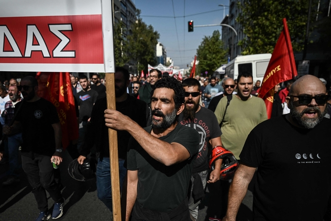 Graikai vėl streikuoja protestuodami prieš 13 valandų darbo reformą
